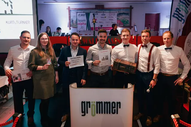 Die Sieger des Kurtlturniers 2026
v.l.n.r: Vorstandsmitglied Andreas Holzapfel, team alpha Obmann Simon Kislinger, Platz 1: Niklas Sommergruber, Platz 2: Jakob Schasching, Platz 3: Christoph Haas, Platz 5: Lisa Flixeder, Platz 6: David Reidinger
Nicht auf dem Bild: Platz 3: Simon Goldberger | Foto: Fotos: team alpha