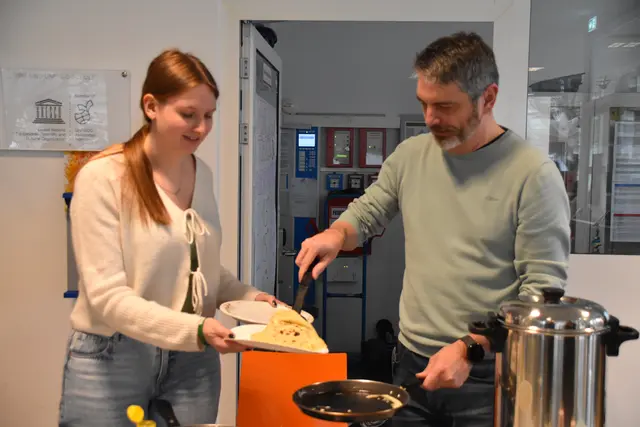 Für die Gäste gab es beim Eingang bereits Palatschinken und Kinderpunsch. | Foto: MeinBezirk/Michael Strini