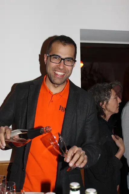 Michael Hartl schenkte den Gästen seinen ausgezeichneten Hartlwein ein.  | Foto: Walter Kellner