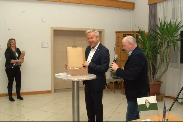 Bürgermeister Siegfried Neuhold bedankt sich bei Reinhold Lopatka mit steirischen Schmankerln. | Foto: Nicole Schawill