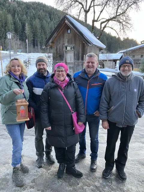 Das Organisationsteam mit Friedenslicht vlnr Tania Zawadil (kfb), Martin Naschberger (kbw Niederau Leiter), Elisabeth Schellhorn (kfb), Thomas Breitenlechner (Obmann Krippenfreunde Wildschönau) und Andreas Mühlegger (Stv. Obmann Krippenfreunde Wildschönau).