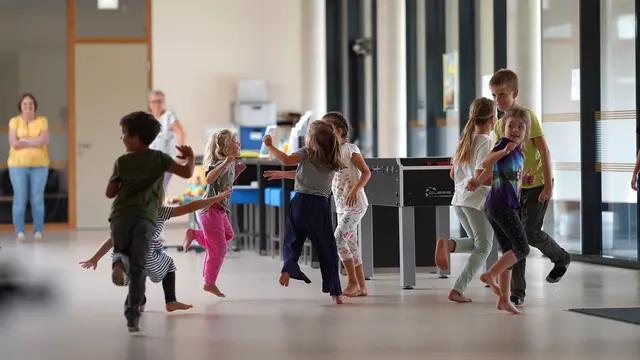 Kinderzauber zum Mitnehmen setzt in Oberösterreich mit interaktiven Power-Lesungen auf emotionale Bildung und Klassengemeinschaft. | Foto: Kinderzauber zum Mitnehmen