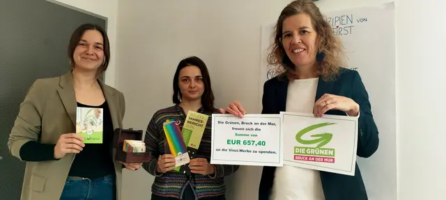 Die Grünen Bruck übergaben einen Spendenscheck über 657,40 an die VinziWerke. Im Bild: Mirjam Bauer &amp; Nina Trippl vom VinziWerke-Büro in Bruck/Mur mit Petra Schirnhofer (v. l.) | Foto: Julian Schirnhofer