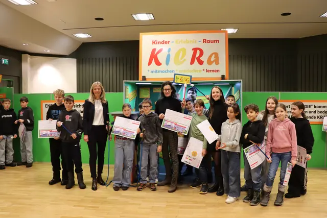 Verena Weiler (WK-Bezirksstellenleiterin), Sonja Altenburger (Obfrau WK-Bezirksstelle Kufstein) und Sonia Beiu (Geschäftsführerin Fachgruppe Energiehandel Tirol v.l.) mit den neugierigen Kindern. | Foto: Christiane Nimpf