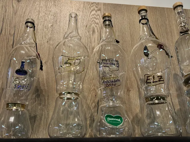 Handangefertigte Flaschen, die ein einzigartiges Unikat sind. | Foto: MeinBezirk/Leonie Herrmann