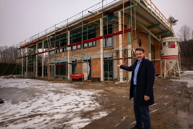 Jochen Bous vorm Kindergartenneubau unweit der Mittelschule:  "Das größte Bildungsprojekt seit dem Neubau der Schule vor 30 Jahren." | Foto: Santrucek