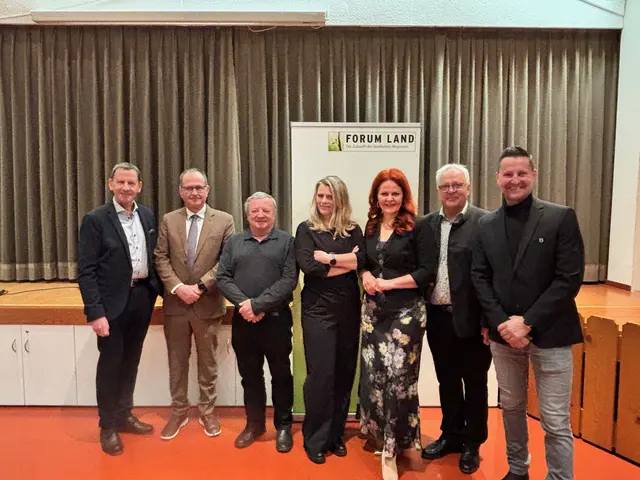 Die Diskussionsrunde mit Moderator Hermann Gahr und Gastgeber Bgm. Andreas Brugger (re.). | Foto: Forum Land