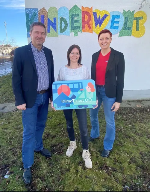Paschings Ortschef Markus Hofko, die Gewinnerin 
Kerstin Mistelbacher und Sonja Kirner, Marketingleitung des OÖ Verkehrsverbunds, 
bei der Übergabe des KlimaTicket OÖ Regional am Arbeitsplatz der Gewinnerin in der Krabbelstube Kinderwelt in Langholzfeld. Diese
nutzt die neue Buslinie 625 regelmäßig für den Weg zur Arbeit in die Krabbelstube 
sowie für Einkäufe und Erledigungen. | Foto: Gemeinde Pasching