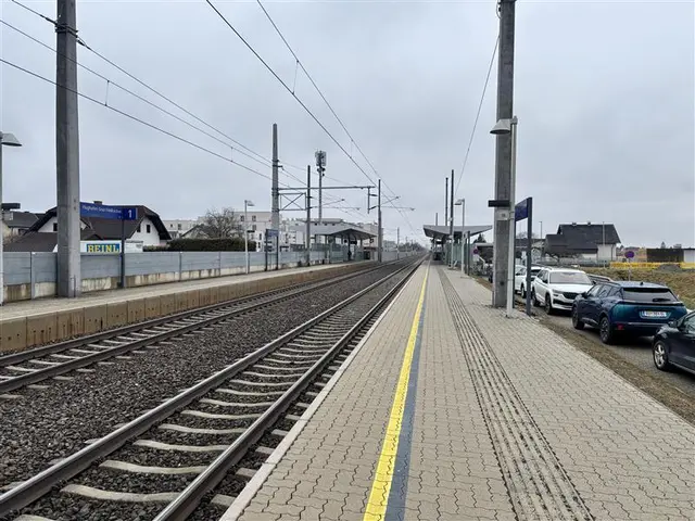 Die Bahnsteige werden jeweils für zwei Wochen gesperrt und erneuert.  | Foto: MeinBezirk/Alois Lipp
