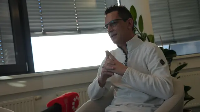 Peter Schluet gibt der Pflege eine Stimme und lässt andere Menschen in den Sozialen Medien daran teilhaben. | Foto: Sabrina Moriggl