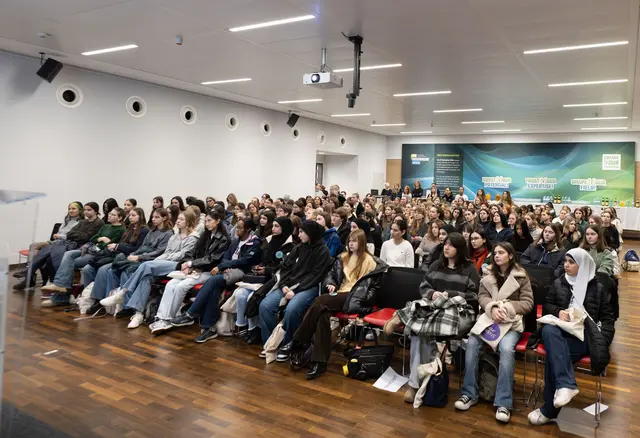 Etwa 200 junge Frauen bekamen bei den FIT-Infotagen im FH Technikum Einblicke in technische und naturwissenschaftliche Berufe.  | Foto: Brigitte Gradwohl