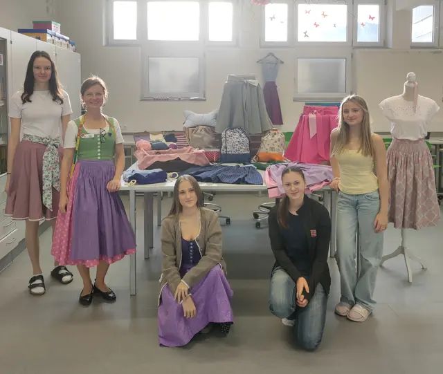 Im Kreativraum konnten die Gäste beim Dirndlnähen handwerkliches Können erleben. | Foto: Fachschule Naas