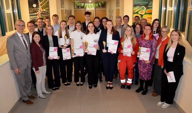 Direktor Rudolf Mayer, Helmut Hutter, Manuela Schalko, Jurymitglied Michael Mürwald, Sara Litschauer, Julian Winkelbauer, Markus Strohmer, Laura Kaburek, Philipp Gravschitz, Marlies Bauer, Bruno Zimmermann, Ines Kloiber, Birgit Prager, Karin Schlager, Katharina Waitz, Jurymitglied Direktor Michael Weiss, Jurymitglied Direktorin Hermine Hummel, Hannah Peter, Jurymitglied Susanne Lippl, Jurymitglied Philipp Hager, Jurymitglied Josef Ramharter, Lisa Müllner, Laura Höfler, Jurymitglied Manuela Herzog und Victoria Gruber | Foto: HAK Waidhofen/Thaya