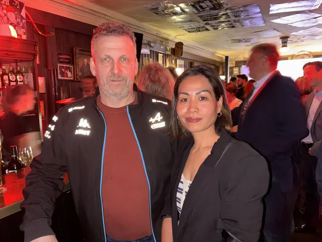 Kfz-Experte Helmut Reisinger mit Gastronomin Susira Masong  | Foto: Lauren Fahrenberger / MeinBezirk