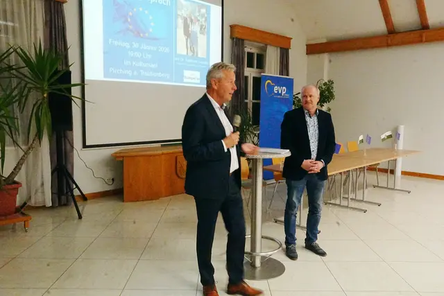 Bürgermeister Siegfried Neuhold und Europaabgeordneter Reinhold Lopatka beim Europagespräch. | Foto: Nicole Schawill