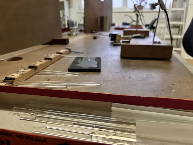 In Workshops vermittelt die Glasbläserin aus Puch bei Weiz ihr Wissen an Interessierte. Dabei entstehen oft eigene kreative Kunstwerke. | Foto: MeinBezirk/Leonie Herrmann