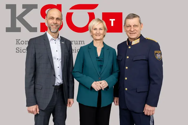 v.l.: Der Vorstandsvorsitzende der Tiroler Versicherung Franz Mair, Moser Holding-CEO Silvia Lieb und Landespolizeidirektor Helmut Tomac. | Foto: KSÖ Tirol, Bernhard Gruber
