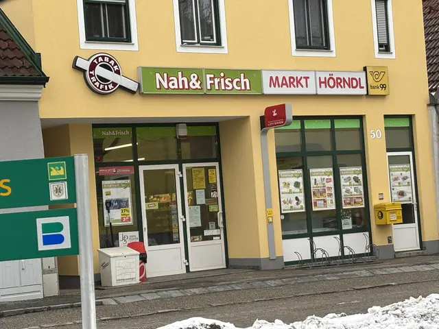 Als Trinkwasserersatz können sich Bewohner und Betriebe aus Neupölla bis auf Widerruf einmal pro Woche und Person 6x1,5-Liter stilles Wasser vom örtlichen Nah&amp;Frisch-Markt Hörndl kostenfrei abholen. | Foto: Bernhard Schabauer