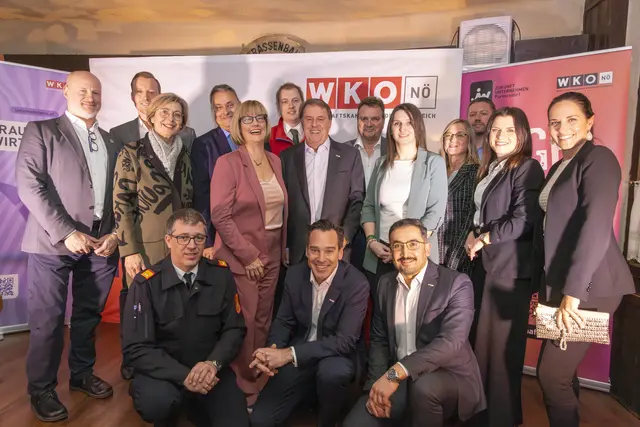 Beim WKNÖ-Neujahresempfang in Purkersdorf. Am Foto (v.l.): Fachgruppenobmann Thomas Kasper, Ausschussmitglied Stefan Melzer, Bürgermeister Gablitz Michael Cech, Rotes Kreuz Bezirksstellenleiter Wolfgang Uhrmann, BM a.D. Karl Schlögl, Bürgermeister Tullnerbach Paul Porteder
v.l. Mitte: Abg.z. NR a.D. Michaela Steinacker, FiW-Bezirksvorsitzende Astrid Wessely, WKNÖ-Präsident Wolfgang Ecker, JW-Bezirksvorsitzende Miriam Scharf, Ausschussmitglied Gerti Krejci, JW-Landesvorsitzende-Stv. Anita Neusser, Ausschussmitglied Anja Rechberger 
vorne: Feuerwehrkommandant Purkersdorf Michael Gindl, WKNÖ-Außenstellenobmann Andreas Kirnberger, WKNÖ-Außenstellenleiter Ramazan Serttas | Foto: Andreas Novotny-novotny.biz