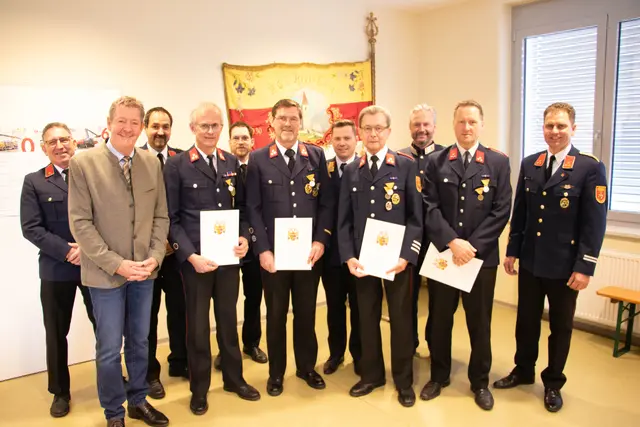 Die Ehrengäste gratulierten Manfred Pinter, Günther Riedl, Gerhard Münzer und Günther Konatschnig zur Auszeichnung für ihre 40-jährige Tätigkeit. | Foto: FF Pustritz