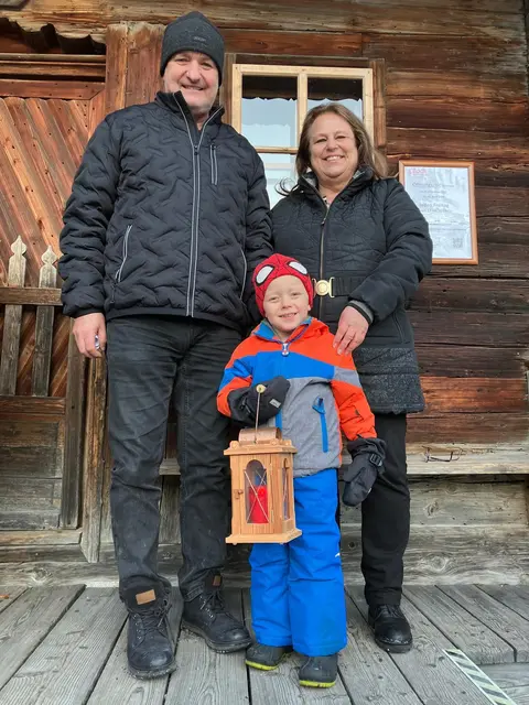 kfb Auffach Leiterin Renate Spöck mit ihrem Ehemann Simon Spöck (zuständig für die Homepage des Pfarrverbandes Wildschönau) und Enkel Noah mit dem Friedenslicht!