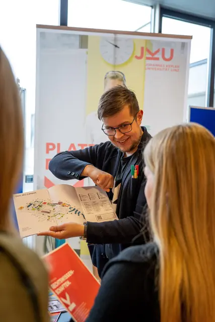 Über 30 Aussteller geben auf der Studieninfobörse Einblicke in verschiedene Bildungswege. | Foto: HTL Braunau