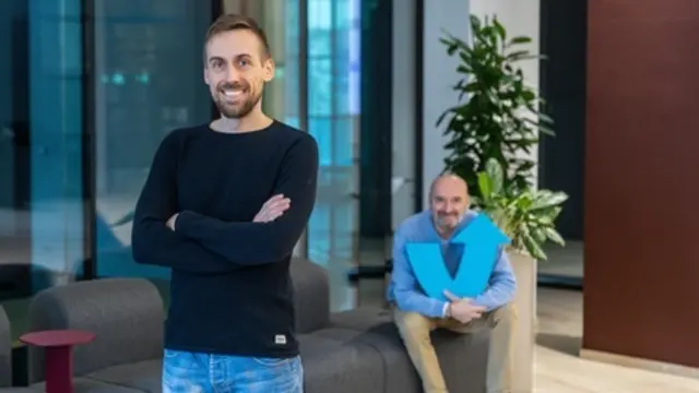Einer der Salzburger Gründer ist Ben Korbach, der sich vergangenes Jahr mit seiner AI Impact Academy selbstständig gemacht hat. Tipps auf dem Weg ins Unternehmertum bekam er von Peter Kober (rechts), dem Leiter des WKS-Gründerservice.  | Foto: wildbild/Herbert Rohrer