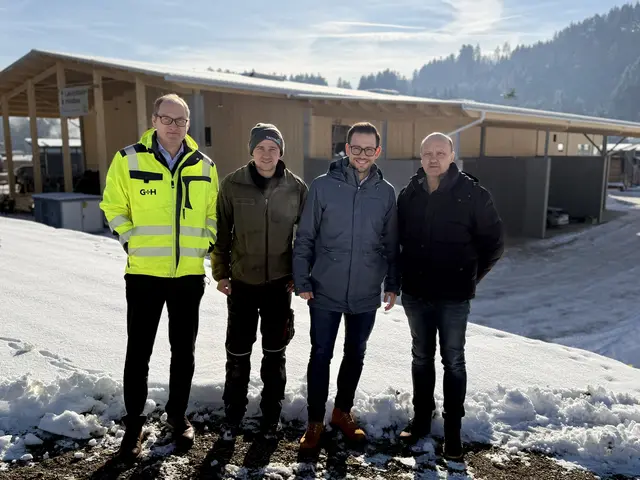 Das Sägewerk Cimenti setzt auf eine weltweit einzigartige Anlage. Bild: Gerhard Hanschitz, Fabio Cimenti, Sebastian Schuschnig, Anton Cimenti (v.l.) | Foto: Büro LR Schuschnig