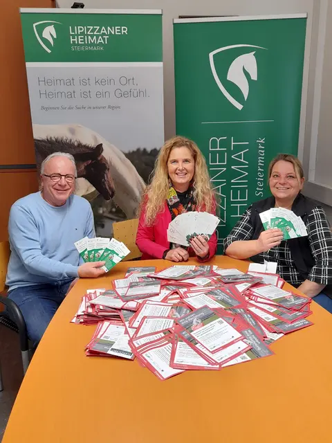 Harald Almer und Martina Labler (MeinBezirk Voitsberg) mit LAG-Managerin Elfriede Pfeifenberger | Foto: LAG Lipizzanerheimat