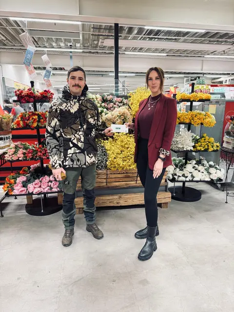 Gewinner Maximilian Szabo mit Isabella Vogl von Hagebau Vogl, die die Gutscheine überreichte. | Foto: Baumarkt Vogl