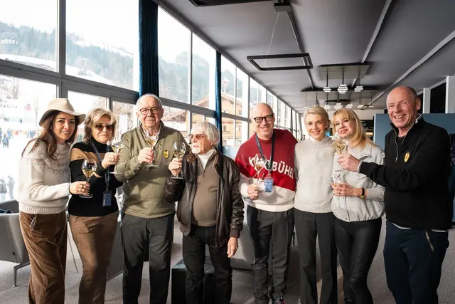 Fabiana Flosi, Hanni Wenzel, Burghard Hummel, Bernie Ecclestone, Christian Harisch, Viktoria Veider-Walser, Mirjam Hummel-Ortner und Harti Weirather (v. li.). | Foto: Kitzbühel Tourismus