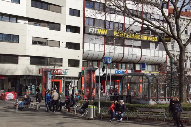 Könnte Alkoholkonsum am Keplerplatz verboten werden? Das erfolgreiche Trinkverbot in Floridsdorf lässt die Diskussion in Favoriten wieder aufkochen.(Archiv) | Foto: Archiv