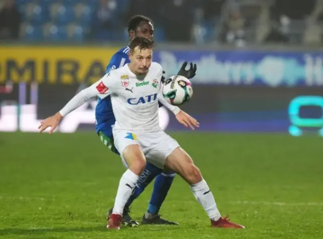 Abweisung: "wenngleich ein Regelverstoß des Schiedsrichterassistenten im Anschluss durch das Zurückholen des Spielers angenommen werden kann."  | Foto: Gepa Pictures/Bundesliga