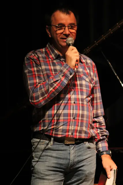 Günter Karrer von Kultur in Passail begrüßte die Gäste im Kultursaal Passail. | Foto: Josef Hofmüller