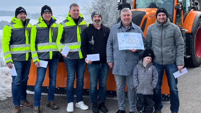 FPÖ-Gemeindevorstand Rudolf Lindorfer (3.v.r.) mit den Winterdienstverantwortlichen von Wollendorfer Agrarservice &amp; Erdbau sowie vom örtlichen Bauhof. | Foto: FPÖ Niederkappel