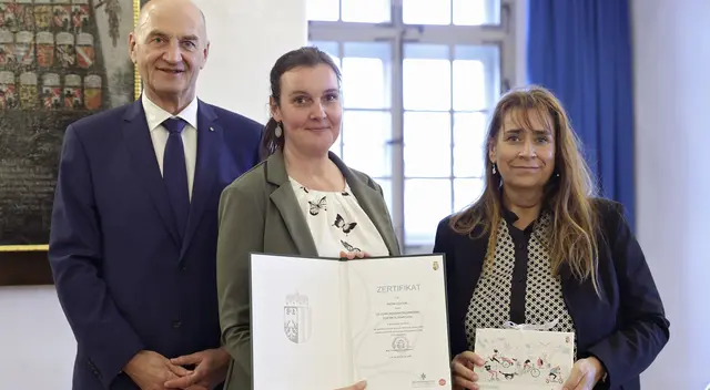 Sozial-Landesrat Christian Dörfel und Heike Schütz-Krennbauer (r.), Leiterin der Altenbetreuungsschule, gratulierten Petra Lesterl zum erfolgreichen Abschluss des Lehrgangs. | Foto: Land OÖ/Daniel Kauder