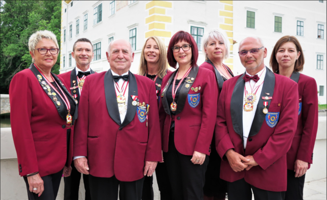 Präsidium der Faschingsgilde Kottingbrunn mit Schatzmeisterin Ernestine Brunner, Ehrenpräsident Robert Weitzbauer, Präsidentin Carina Riepl, Vizepräsident Christian Resch und dahinter: Bundeselferrat Franz Brunner, Schatzmeisterin Stv. Heidemarie Kaiser, Schriftführerin Stv. Ulrike Kreppenhofer und Schriftführerin Michaela Sevcik. | Foto: Faschingsgilde Kottingbrunn