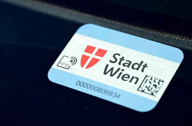 Im Februar laufen mehr als 80.000 Parkpickerl in Wien aus. Mehr als die Hälfte hat bislang jedoch keine Verlängerung beantragt, weshalb die Stadt Wien warnt. | Foto: APA-Images / APA / ROLAND SCHLAGER