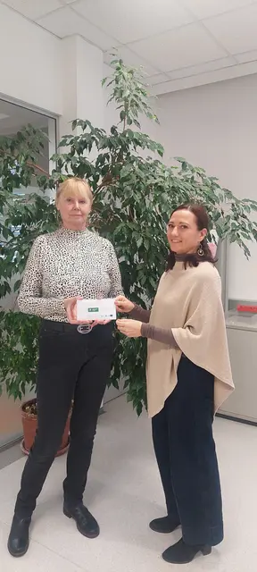 Monika Wagner bekam von Johanna Raudner die Gutscheine für die Stadtwerke Voitsberg überreicht. | Foto: Stadtwerke Voitsberg