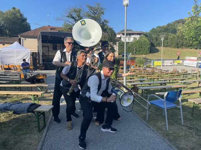 Nach 2024 spielt die Fehringer Band "Soko Dixie" im Juli wieder am Henndorfer Dorfplatz. 