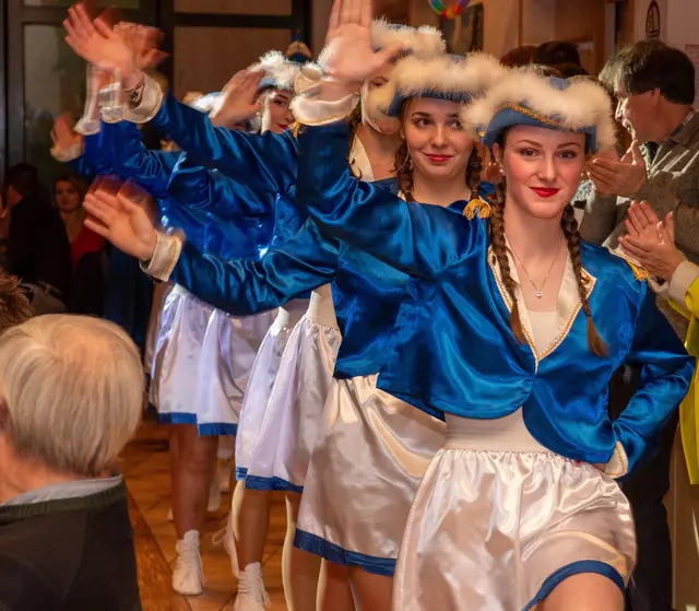 Tanz und Musik zogen sich durch den Abend inLiesing | Foto: Sketches Tal auf Tal ab begeisterten das Publikum.