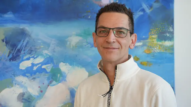 Nach seinem beruflichen Neuanfang im Gesundheitsbereich ist Peter Schluet angekommen.  | Foto: Sabrina Moriggl