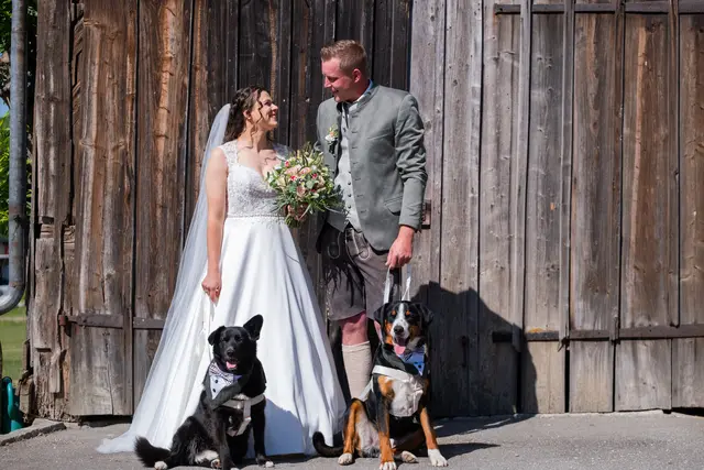 Perndorfer mit ihrem Mann Robert und den beiden Hunden Oskar und Bruno. | Foto: Perndorfer