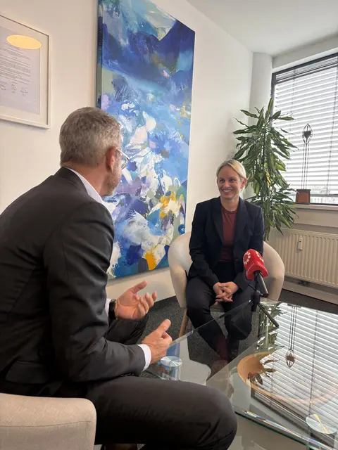 Staatssekretärin Michaela Schmidt im Gespräch mit MeinBezirk Salzburg Chefredakteur Michael Kretz | Foto: MeinBezirk