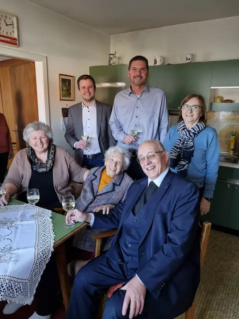 Von links nach rechts: Tochter Ulrike Wieser, Bürgermeister Patric Pipp, Vizebürgermeister Franz Brunthaler, Tochter Elisabeth Raderer, Herr Wolfgang.
In der Mitte die Jubilarin: Rosa Maschl. | Foto: privat