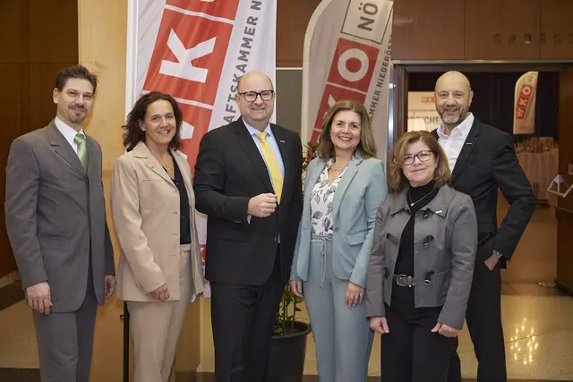 Das Team der WKNÖ-Außenstelle Klosterneuburg mit Vizepräsidentin der WKNÖ Monika Eisenhuber (3.v.r.) : Markus Schön, Eva Travnicek, Markus Fuchs sowie Elisabeth Wiesbauer und Friedrich Oelschlägel | Foto: Carolina STRASNIK