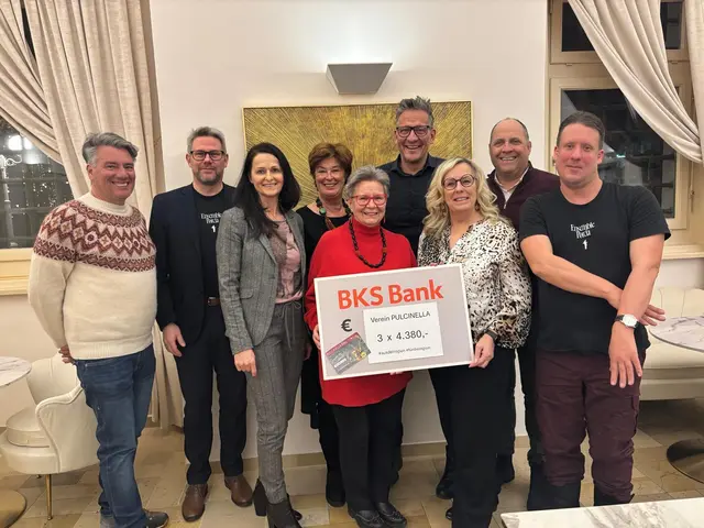 v.l.: Georg Mathiesl (Verein Pulcinella), Florian Eisner (Intendant Komödienspiele Porcia), Elisabeth Dullnig (Kunstverein millstART), Ina Lerchbaumer, Evelyn Staber, Daniel Kuschinsky (Verein Pulcinella), Elisabeth Lerch (Lebenshilfe Spittal), Andreas Nestler (Verein Pulcinella), Christopher Gabriel (Lebenshilfe Spittal) | Foto: Verein Pulcinella