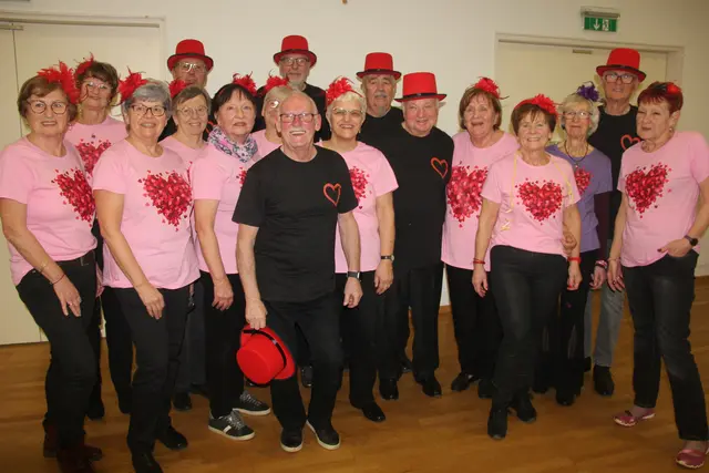 Organisator Demmer (2.v.re) mit den Linedancern. | Foto: Raimund Mold