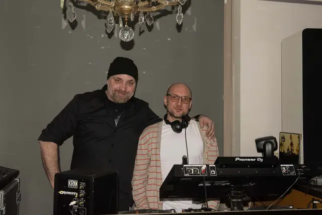 Inhaber Philipp Daniel Gingl (links) und Partner Stefan Schauppenlehner freuen sich mit ihrem Konzept das Eisenstädter Nachtleben zu prägen.  | Foto: Sophia Braun