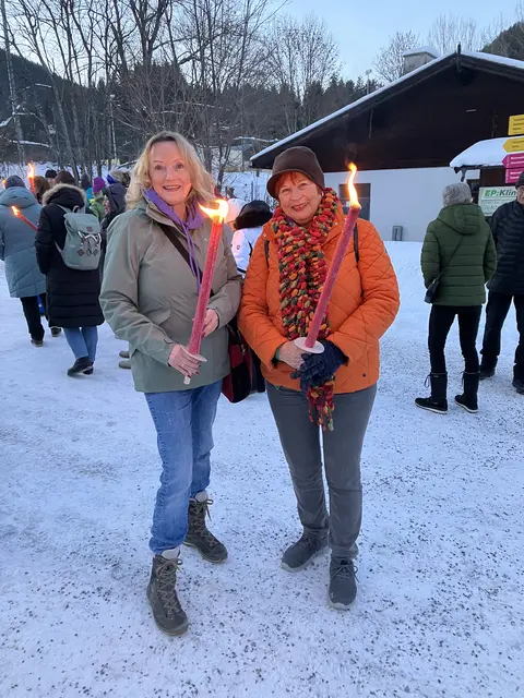 Tania Zawadil von der kfb Regionalstelle Wörgl (li) mit der kfb Regionalleiterin der Region Zillertal Angelika Schellhorn mit ihren Friedensfackeln!